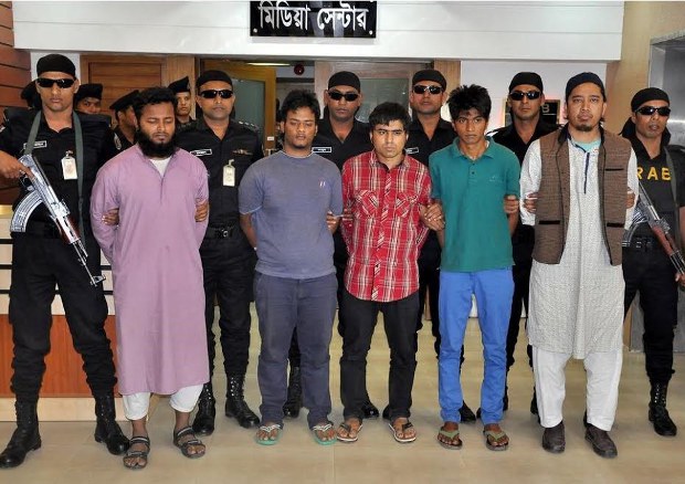গ্রেপ্তারকৃতদের সংবাদ সম্মেলনে হাজির করা হয়। গ্রেপ্তারকৃতদের সংবাদ সম্মেলনে হাজির করা হয়।
