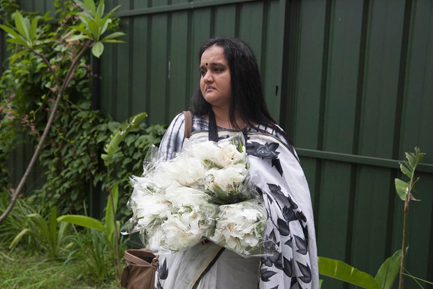 হলি আর্টিজান হামলার বর্ষপূর্তিতে ঘটনাস্থলে নিহতদের স্মরণে শ্রদ্ধা জানাতে এসেছেন এক নারী। হলি আর্টিজান হামলার বর্ষপূর্তিতে ঘটনাস্থলে নিহতদের স্মরণে শ্রদ্ধা জানাতে এসেছেন এক নারী।