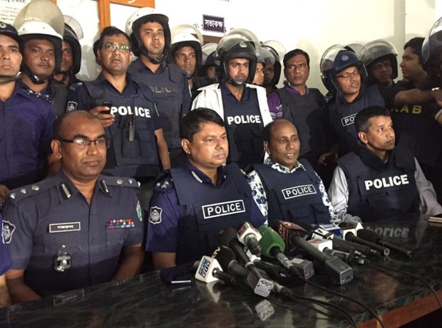 অপারেশন হিট ব্যাক সমাপ্ত হওয়ার পরে সংবাদ সম্মেলন করে পুলিশ। অপারেশন হিট ব্যাক সমাপ্ত হওয়ার পরে সংবাদ সম্মেলন করে পুলিশ।