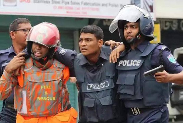 অপারেশন ম্যাক্সিমাস চলাকালে পুলিশের একজন সদস্য আহত হন। অপারেশন ম্যাক্সিমাস চলাকালে পুলিশের একজন সদস্য আহত হন।