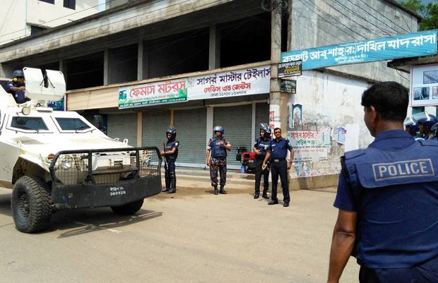 অভিযান চলাকালে আইনশৃঙ্খলা বাহিনীর সতর্ক অবস্থান। অভিযান চলাকালে আইনশৃঙ্খলা বাহিনীর সতর্ক অবস্থান।