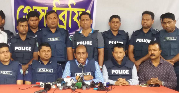 অভিযান শেষ সাংবাদিকদের ব্রিফ করে পুলিশ। এপ্রিল ০১, ২০১৭।
