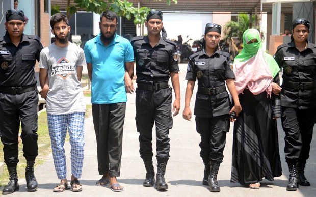 নারায়ণগঞ্জ থেকে এক নারীসহ জেএমবির তিন সক্রিয় জঙ্গিকে র্যাব আটক করে। নারায়ণগঞ্জ থেকে এক নারীসহ জেএমবির তিন সক্রিয় জঙ্গিকে র্যাব আটক করে।