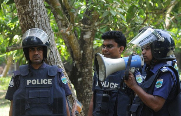 জঙ্গি আস্তানা সন্দেহে চাঁপাইনবাবগঞ্জে আমবাগান ঘেরা এই বাড়িতে মাইকিং করে ‘ঈগল হান্ট’ অভিযান শুরু করে পুলিশ। জঙ্গি আস্তানা সন্দেহে চাঁপাইনবাবগঞ্জে আমবাগান ঘেরা এই বাড়িতে মাইকিং করে ‘ঈগল হান্ট’ অভিযান শুরু করে পুলিশ।
