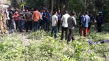 ঝিনাইদহে অভিযানস্থলে পুলিশ ও গণমাধ্যমকর্মীরা।