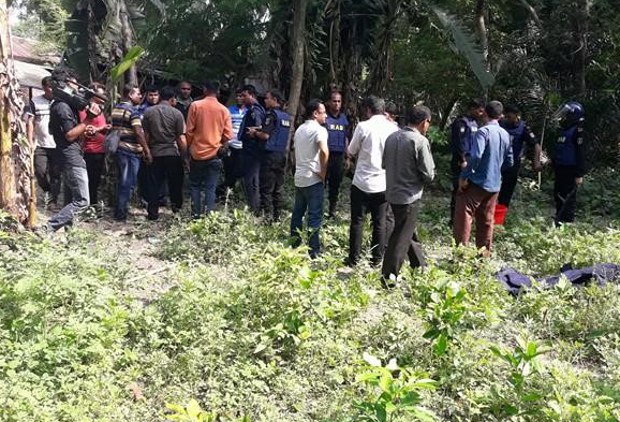 ঝিনাইদহে অভিযানস্থলে পুলিশ ও গণমাধ্যমকর্মীরা। ঝিনাইদহে অভিযানস্থলে পুলিশ ও গণমাধ্যমকর্মীরা।
