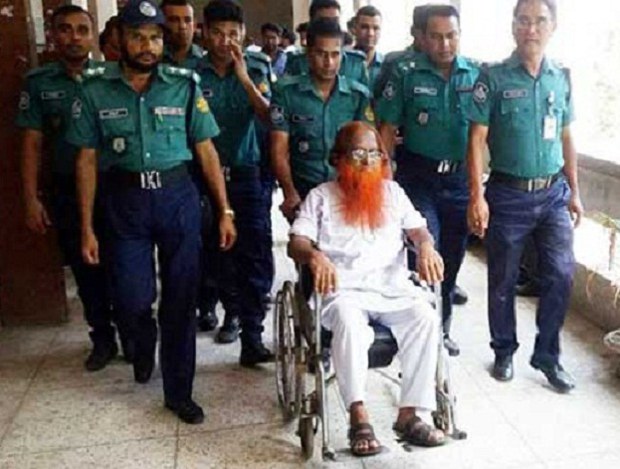রায়ের সময় কারাগার থেকে জেএমবি'র সাবেক নেতা সাইদুর রহমানকে আদালতে হাজির করা হয় রায়ের সময় কারাগার থেকে জেএমবি'র সাবেক নেতা সাইদুর রহমানকে আদালতে হাজির করা হয়