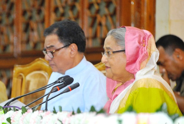 জেলা প্রশাসক সম্মেলনের উদ্বোধনী অনুষ্ঠানে বক্তব্য রাখছেন প্রধানমন্ত্রী শেখ হাসিনা। জেলা প্রশাসক সম্মেলনের উদ্বোধনী অনুষ্ঠানে বক্তব্য রাখছেন প্রধানমন্ত্রী শেখ হাসিনা।