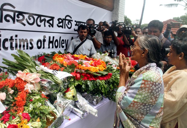 হলি আর্টিজান বেকারিতে হামলার এক বছর পূর্তিতে নিহতদের প্রতি শ্রদ্ধা নিবেদন করে সর্বস্তরের মানুষ। হলি আর্টিজান বেকারিতে হামলার এক বছর পূর্তিতে নিহতদের প্রতি শ্রদ্ধা নিবেদন করে সর্বস্তরের মানুষ।