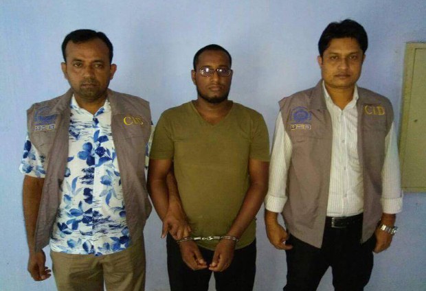 মঙ্গলবার গণমাধ্যমের সামনে হাজির করা হয় জঙ্গি অর্থায়নের অভিযোগ আটক মোস্তাক আহমেদকে। মঙ্গলবার গণমাধ্যমের সামনে হাজির করা হয় জঙ্গি অর্থায়নের অভিযোগ আটক মোস্তাক আহমেদকে।