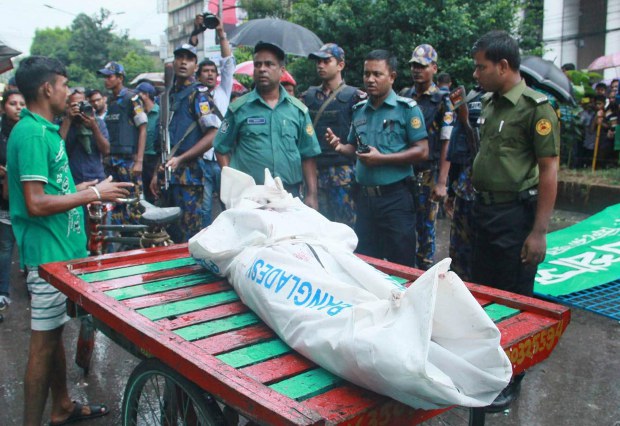 আত্মঘাতী বোমা বিস্ফোরণে নিহত সাইফুল ইসলামের মরদেহ নেওয়া হচ্ছে। আত্মঘাতী বোমা বিস্ফোরণে নিহত সাইফুল ইসলামের মরদেহ নেওয়া হচ্ছে।