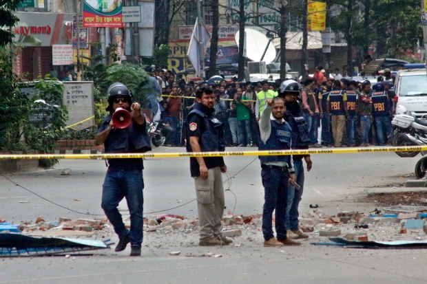 রাজধানীর পান্থপথে হোটেল ওলিও ইন্টারন্যাশনালে জঙ্গি বিরোধী অভিযানে পুলিশের কাউন্টার টেররিজম ইউনিট ও সোয়াট সদস্যরা। রাজধানীর পান্থপথে হোটেল ওলিও ইন্টারন্যাশনালে জঙ্গি বিরোধী অভিযানে পুলিশের কাউন্টার টেররিজম ইউনিট ও সোয়াট সদস্যরা।