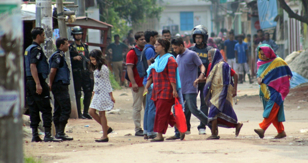ভবনের বাসিন্দাদের নিরাপদ স্থানে সরিয়ে নেওয়া হচ্ছে। সেপ্টেম্বর ০৫, ২০১৭। 