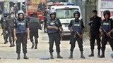 ঢাকার মিরপুরে জঙ্গি আস্তানায় অভিযান চলাকালে দমকল বাহিনীর গাড়ি ও অ্যাম্বুলেন্স নিয়ে র‍্যাবের সশস্ত্র পাহারা। 
