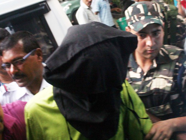 খাগড়াগড় বিস্ফোরণ মামলার অন্যতম আসামী বুরহান শেখকে এনআইএ-র আদালতে নিয়ে যাওয়া হচ্ছে। খাগড়াগড় বিস্ফোরণ মামলার অন্যতম আসামী বুরহান শেখকে এনআইএ-র আদালতে নিয়ে যাওয়া হচ্ছে।