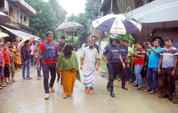 আত্মসমর্পণের পর পুলিশের সাথে সন্দেহভাজন আস্তানা থেকে বেরিয়ে আসছেন খাদিজা। আত্মসমর্পণের পর পুলিশের সাথে সন্দেহভাজন আস্তানা থেকে বেরিয়ে আসছেন খাদিজা।