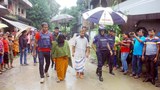 আত্মসমর্পণের পর পুলিশের সাথে সন্দেহভাজন আস্তানা থেকে বেরিয়ে আসছেন খাদিজা।