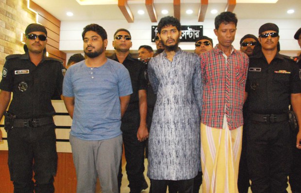 নাশকতার অভিযোগে গ্রেপ্তার বাম থেকে পাইলট সাব্বির এমাম, আসিফুর রহমান ও মো. আলমকে ঢাকার মিডিয়া সেন্টারে গণমাধ্যমের সামনে হাজির করে র্যাব। নাশকতার অভিযোগে গ্রেপ্তার বাম থেকে পাইলট সাব্বির এমাম, আসিফুর রহমান ও মো. আলমকে ঢাকার মিডিয়া সেন্টারে গণমাধ্যমের সামনে হাজির করে র্যাব।