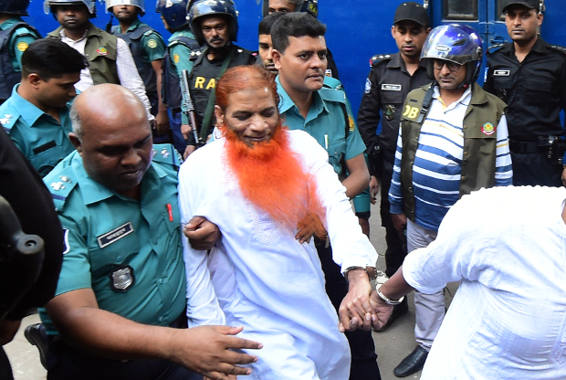 রায়ের আগে হলি আর্টিজান মামলার আসামি মিজানুর রহমান ওরফে বড় মিজানকে আদালতে হাজির করে পুলিশ। অপরাধে সংশ্লিষ্টতা প্রমাণিত না হওয়ায় তাঁকে খালাস দিয়েছে আদালত। ২৭ নভেম্বর ২০১৯। 