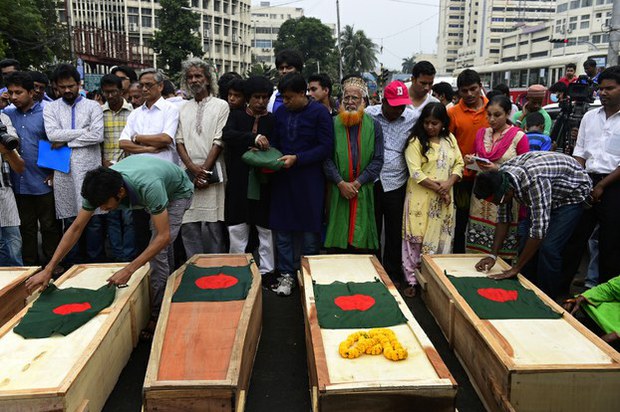 জঙ্গিদের হামলায় নিহত বাংলাদেশি মুক্তমনা লেখক ও প্রকাশকদের প্রতিকী কফিনে জাতীয় পতাকা মুড়িয়ে শ্রদ্ধা নিবেদন। জঙ্গিদের হামলায় নিহত বাংলাদেশি মুক্তমনা লেখক ও প্রকাশকদের প্রতিকী কফিনে জাতীয় পতাকা মুড়িয়ে শ্রদ্ধা নিবেদন।