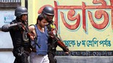 ঘিরে রাখা বাড়িটি থেকে পাঁচজনকে এভাবে একে একে বের করে আনা হয়। 