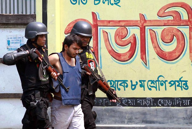 ঘিরে রাখা বাড়িটি থেকে পাঁচজনকে এভাবে একে একে বের করে আনা হয়। ঘিরে রাখা বাড়িটি থেকে পাঁচজনকে এভাবে একে একে বের করে আনা হয়।