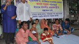 নিরাপত্তা চেয়ে জাতীয় প্রেসক্লাবের সামনে অনশন কর্মসূচি পালন করে নির্যাতনের শিকার এক সংখ্যালঘু পরিবার।