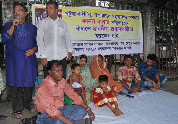 নিরাপত্তা চেয়ে জাতীয় প্রেসক্লাবের সামনে অনশন কর্মসূচি পালন করে নির্যাতনের শিকার এক সংখ্যালঘু পরিবার। নিরাপত্তা চেয়ে জাতীয় প্রেসক্লাবের সামনে অনশন কর্মসূচি পালন করে নির্যাতনের শিকার এক সংখ্যালঘু পরিবার।
