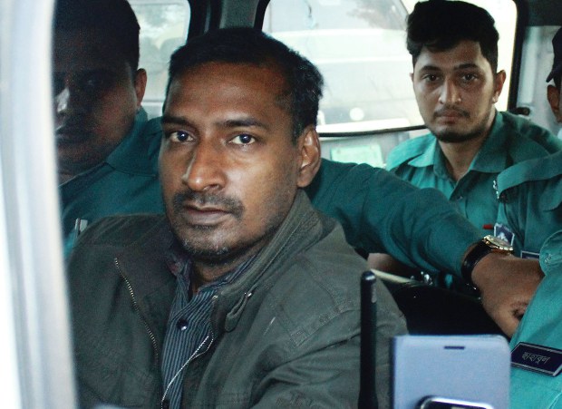 সিলেট থেকে উদ্ধারের পর পুলিশের গাড়িতে ফাদার ওয়াল্টার রোজারিও। সিলেট থেকে উদ্ধারের পর পুলিশের গাড়িতে ফাদার ওয়াল্টার রোজারিও।