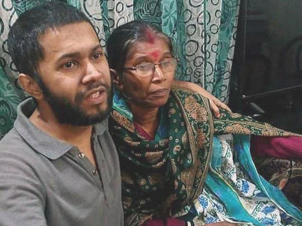 ফিরে আসার পর মায়ের সাথে সাংবাদিক উৎপল দাস। ফিরে আসার পর মায়ের সাথে সাংবাদিক উৎপল দাস।
