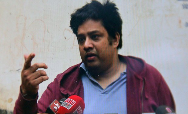 ফিরে আসার পর দক্ষিণ বনশ্রীর বাসায় সাংবাদিকদের সাথে কথা বলছেন মুবাশ্বার হাসান ফিরে আসার পর দক্ষিণ বনশ্রীর বাসায় সাংবাদিকদের সাথে কথা বলছেন মুবাশ্বার হাসান