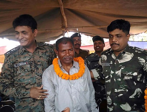 পুরস্কার ঘোষিত মাওবাদী নেতা কানুরাম মুন্ডা ঝাড়খন্ড পুলিশের কাছে আত্মসমর্পণ করেন। পুরস্কার ঘোষিত মাওবাদী নেতা কানুরাম মুন্ডা ঝাড়খন্ড পুলিশের কাছে আত্মসমর্পণ করেন।