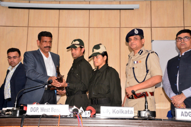 পশ্চিমবঙ্গ পুলিশের ডিজি সুরজিৎ পুরকায়স্থর কাছে আত্মসমর্পণ করছেন সস্ত্রীক রঞ্জিত পাল। জানুয়ারি ২৫, ২০১৭।