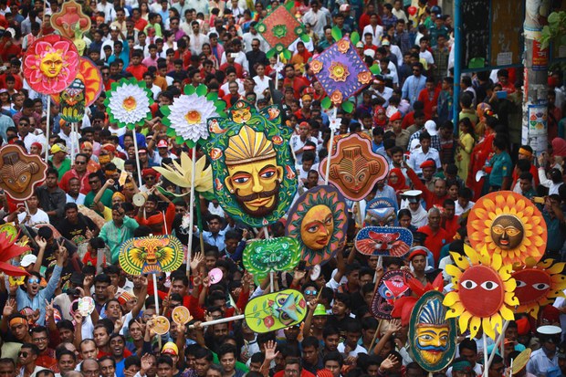 ঢাকা বিশ্ববিদ্যালয়ের চারুকলা অনুষদের উদ্যোগে আয়োজিত মঙ্গল শোভাযাত্রা।