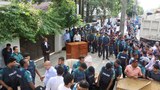 উচ্ছেদ অভিযানের সময় বাড়ির প্রধান ফটকের কাছে এভাবেই দাঁড়িয়ে থাকেন মওদুদ আহমদ। 