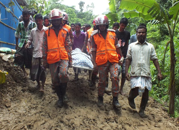 স্থানীয়দের সহায়তায় নিহতদের লাশ উদ্ধার করছেন ফায়ার সার্ভিস কর্মীরা। স্থানীয়দের সহায়তায় নিহতদের লাশ উদ্ধার করছেন ফায়ার সার্ভিস কর্মীরা।