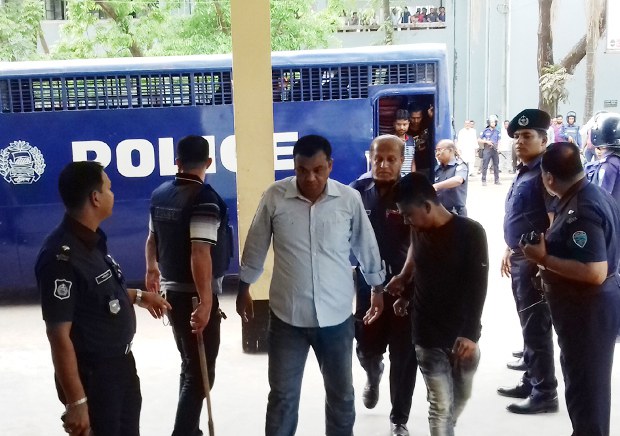 একরামুল হত্যা মামলার আসামিদের কড়া নিরাপত্তায় আদালতে হাজির করা হয়। একরামুল হত্যা মামলার আসামিদের কড়া নিরাপত্তায় আদালতে হাজির করা হয়।