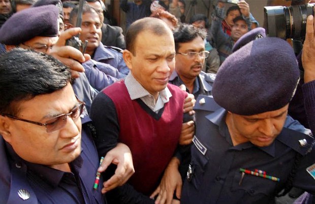 আদালত থেকে কারাগারে নেওয়ার পথে সাবেক র্যাব কর্মকর্তা তারেক সাঈদ আদালত থেকে কারাগারে নেওয়ার পথে সাবেক র্যাব কর্মকর্তা তারেক সাঈদ