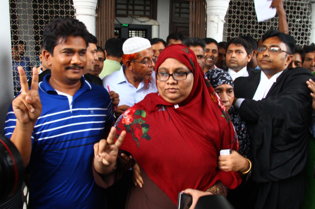 রায়ে সন্তোষ প্রকাশ করে গণমাধ্যমের সামনে ‘জয়সূচক’ চিহ্ন দেখান মামলার বাদী সেলিনা ইসলাম। আগস্ট ২২, ২০১৭