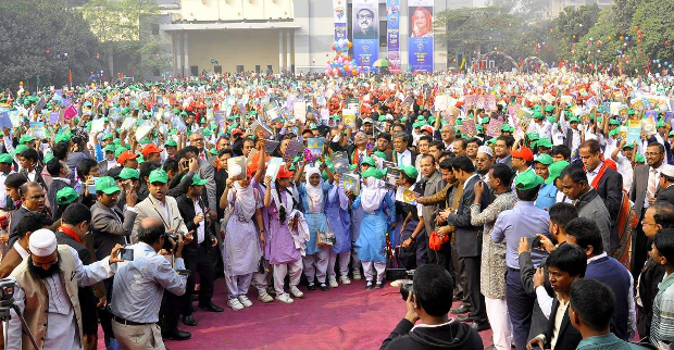 রাজধানীর আজিমপুর গভর্নমেন্ট স্কুল অ্যান্ড কলেজে পাঠ্যপুস্তক উৎসব। জানুয়ারি ০১, ২০১৭।