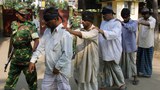 অপারেশন ক্লিনহার্টের সময় এভাবে নাগরিকদের চোখ বেঁধে গ্রেপ্তার করা হয়।