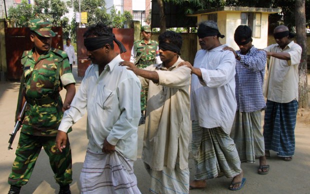 অপারেশন ক্লিনহার্টের সময় এভাবে নাগরিকদের চোখ বেঁধে গ্রেপ্তার করা হয়। অপারেশন ক্লিনহার্টের সময় এভাবে নাগরিকদের চোখ বেঁধে গ্রেপ্তার করা হয়।