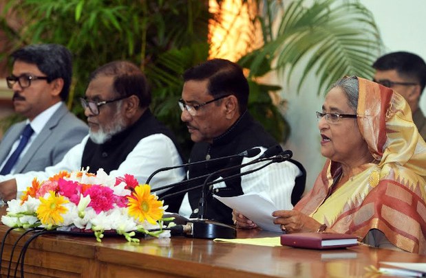 গণভবনে সংবাদ সম্মেলনে বক্তব্য রাখছেন প্রধানমন্ত্রী শেখ হাসিনা। গণভবনে সংবাদ সম্মেলনে বক্তব্য রাখছেন প্রধানমন্ত্রী শেখ হাসিনা।