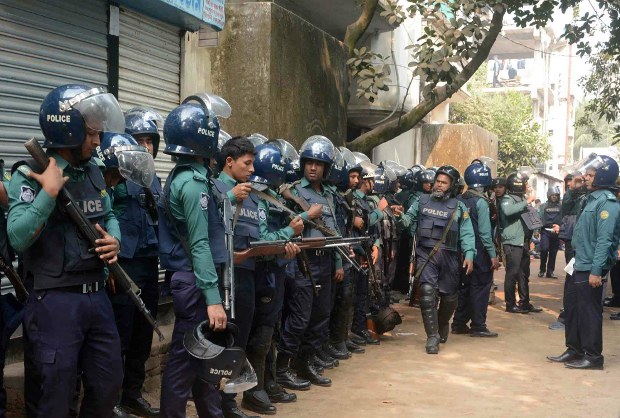 উত্তরার আশকোনায় জঙ্গি হামলার পর সতর্ক পুলিশ। উত্তরার আশকোনায় জঙ্গি হামলার পর সতর্ক পুলিশ।