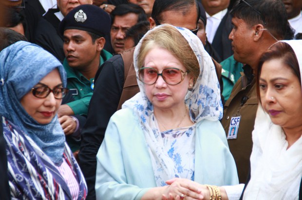 একটি দুর্নীতি মামলায় হাজিরা দিতে বিএনপি চেয়ারপারসন খালেদা জিয়া বকশিবাজারের বিশেষ জজ আদালতে উপস্থিত হন। একটি দুর্নীতি মামলায় হাজিরা দিতে বিএনপি চেয়ারপারসন খালেদা জিয়া বকশিবাজারের বিশেষ জজ আদালতে উপস্থিত হন।
