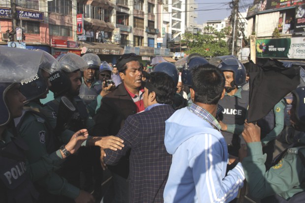 বিএনপি ও ছাত্রদলের নেতা-কর্মীরা কালো পতাকা মিছিল বের করতে গেলে পুলিশ তা কেড়ে নেয়। ছবিটি চট্টগ্রামের কাজির দেউরি এলাকা থেকে তোলা। বিএনপি ও ছাত্রদলের নেতা-কর্মীরা কালো পতাকা মিছিল বের করতে গেলে পুলিশ তা কেড়ে নেয়। ছবিটি চট্টগ্রামের কাজির দেউরি এলাকা থেকে তোলা।