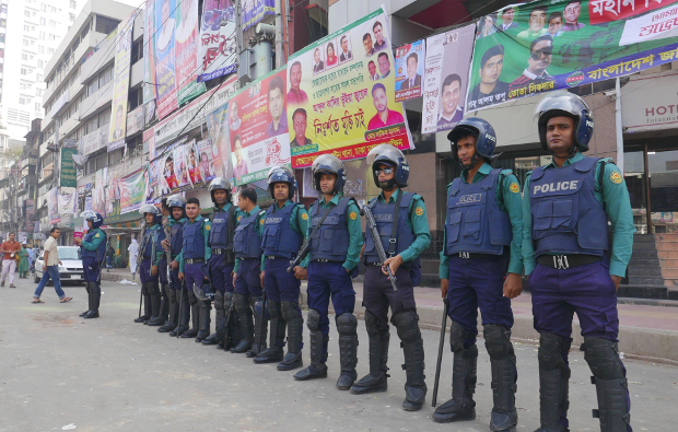 বিএনপি নয়াপল্টন অফিসের সামনে পুলিশের প্রহরা। আজ বিএনপি ঢাকায় কোনো সমাবেশ করার অনুমতি পায়নি। ০৫ জানুয়ারি ২০১৮।