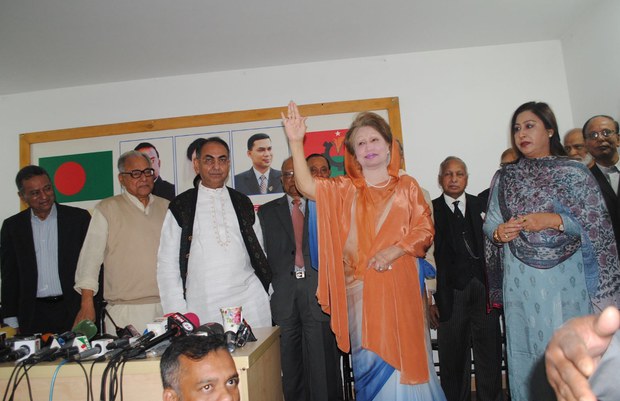 রাজধানীর গুলশানে নিজের রাজনৈতিক কার্যালয়ে সংবাদ সম্মেলনে উপস্থিতদের অভিবাদন জানাচ্ছেন বিএনপি চেয়ারপারসন খালেদা জিয়া। রাজধানীর গুলশানে নিজের রাজনৈতিক কার্যালয়ে সংবাদ সম্মেলনে উপস্থিতদের অভিবাদন জানাচ্ছেন বিএনপি চেয়ারপারসন খালেদা জিয়া।