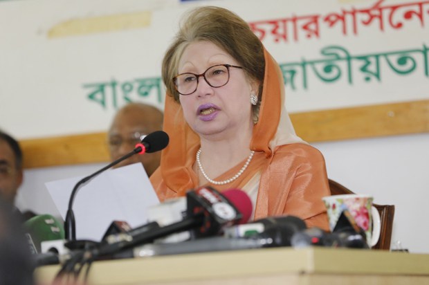 রাজধানীর গুলশানে নিজের রাজনৈতিক কার্যালয়ে সংবাদ সম্মেলনে বক্তব্য রাখছেন বিএনপি চেয়ারপারসন খালেদা জিয়া। রাজধানীর গুলশানে নিজের রাজনৈতিক কার্যালয়ে সংবাদ সম্মেলনে বক্তব্য রাখছেন বিএনপি চেয়ারপারসন খালেদা জিয়া।