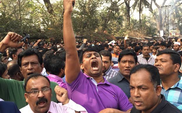 খালেদা জিয়ার মুক্তির দাবিতে জাতীয় প্রেস ক্লাবের সামনে বিএনপি মানববন্ধন ও বিক্ষোভ কর্মসূচি পালন করে। খালেদা জিয়ার মুক্তির দাবিতে জাতীয় প্রেস ক্লাবের সামনে বিএনপি মানববন্ধন ও বিক্ষোভ কর্মসূচি পালন করে।